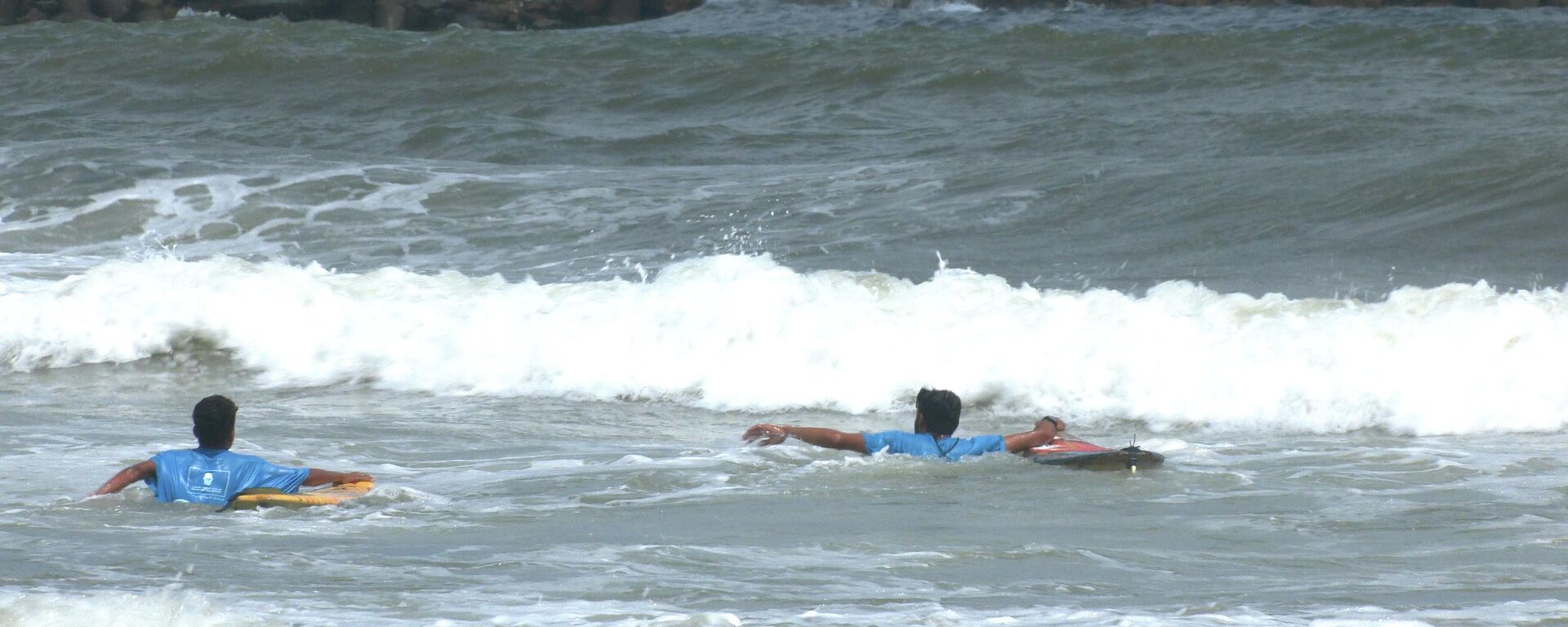 فلسطينيون يركبون الأمواج باستخدام ألواح قديمة على شاطئ بحر غزة - سبوتنيك عربي, 1920, 04.08.2023