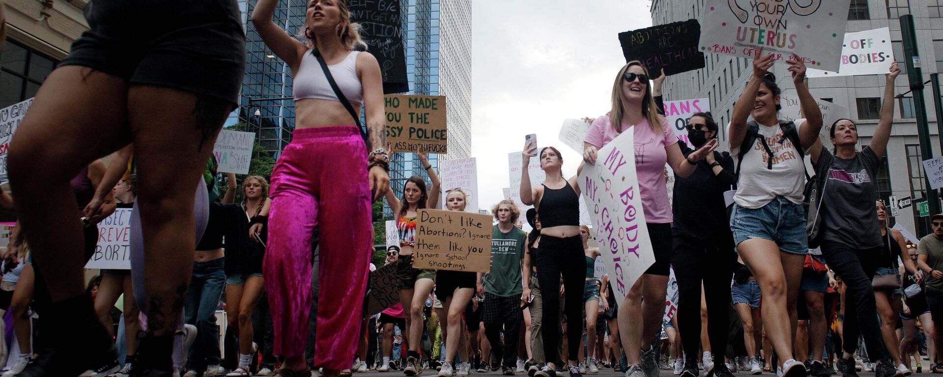 نشطاء حقوق الإجهاض يسيرون في دنفر، كولورادو في 27 يونيو 2022، بعد أربعة أيام من إسقاط المحكمة العليا الأمريكية الحق في الإجهاض. - سبوتنيك عربي, 1920, 02.07.2022
