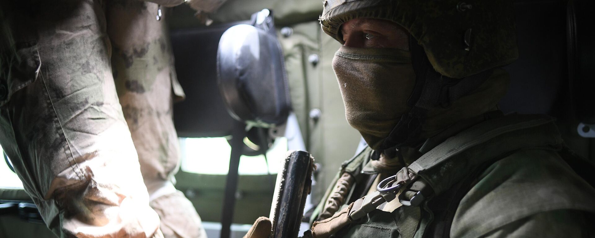 جنود من القوات المسلحة الروسية داخل مقصورة المركبة المدرعةتيغر (النمر) في القطاع الجنوبي من العملية العسكرية الخاصة في أوكرانيا، 27 يونيو 2022 - سبوتنيك عربي, 1920, 07.01.2026