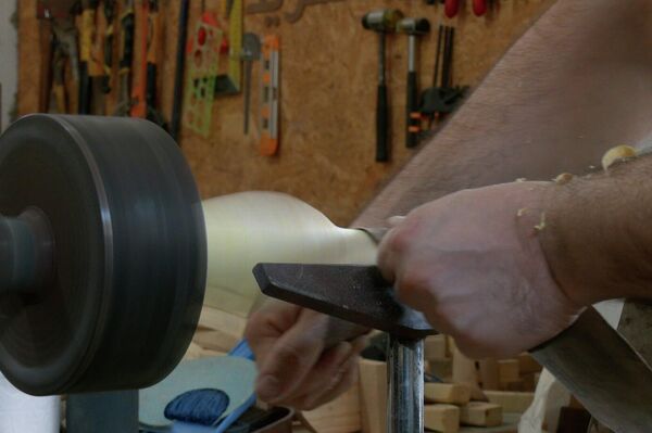 مهندس معماري يُبدع في صناعة المشغولات الخشبية  - سبوتنيك عربي