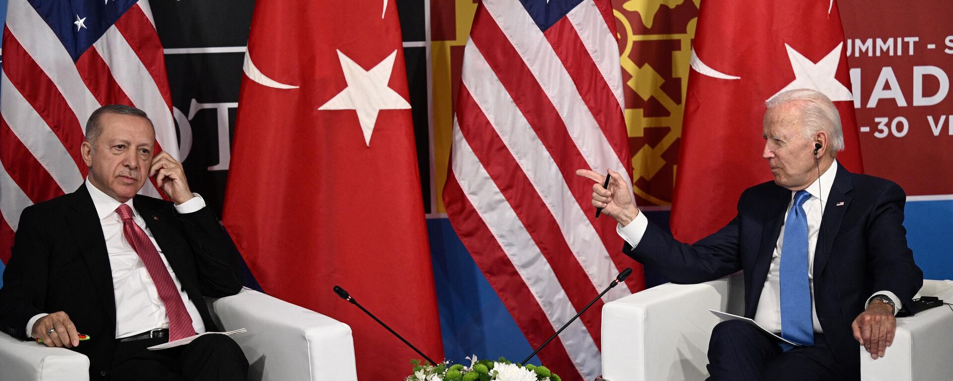 الرئيس الأمريكي جو بايدن يلتقي الرئيس التركي رجب طيب أردوغان في قمة الناتو في مدريد - سبوتنيك عربي, 1920, 09.07.2023