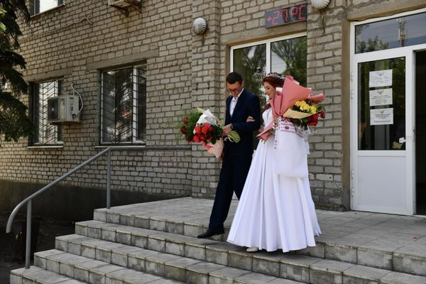 يحتفل المتزوجان حديثًا أوليغ ومارينا بزفافهما الأول منذ تحرير قرية فولودارسكو بالقرب من ماريوبول في إطار العملية العسكرية الخاصة في أوكرانيا. 28 يونيو 2022 - سبوتنيك عربي