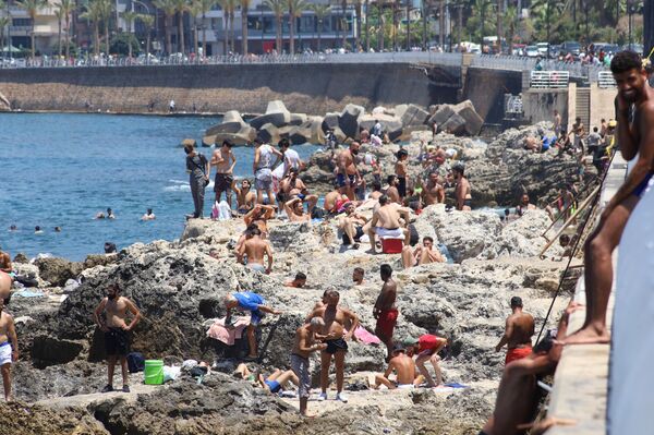 لبنان... المنتجعات السياحية لحاملي الدولار والمقتدرين والشواطئ الشعبية لعامة الناس - سبوتنيك عربي