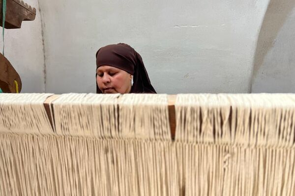 النسيج على النول... مصريات احترفن الرسم دون معلم بمركز صديق للبيئة - سبوتنيك عربي