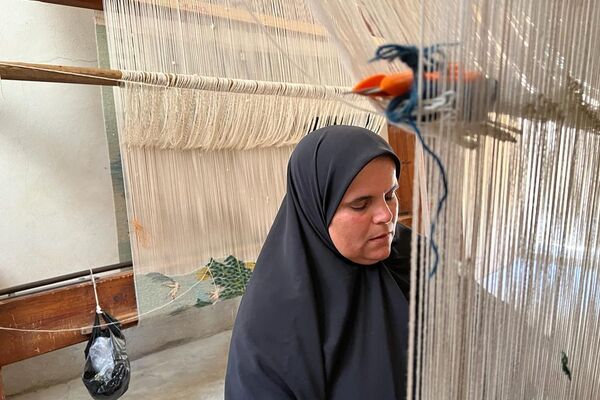 النسيج على النول... مصريات احترفن الرسم دون معلم بمركز صديق للبيئة - سبوتنيك عربي