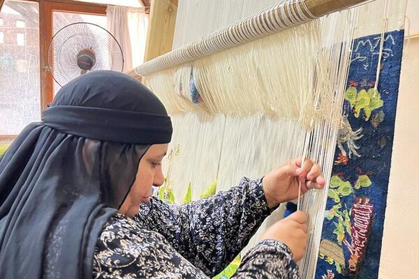 النسيج على النول... مصريات احترفن الرسم دون معلم بمركز صديق للبيئة - سبوتنيك عربي