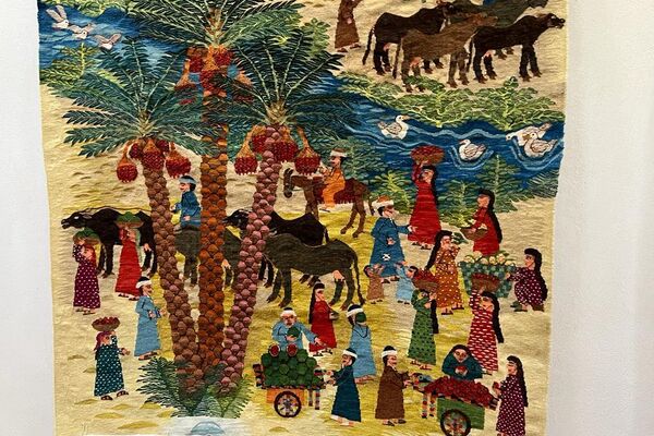 النسيج على النول... مصريات احترفن الرسم دون معلم بمركز صديق للبيئة - سبوتنيك عربي
