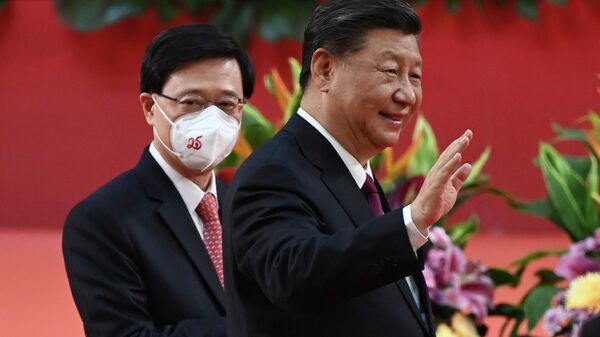 رئيس الصين شي جي بينغ خلال مراسم تعيين الحكومة الجديدة في هونغ كونغ، 1 يوليو 2022 - سبوتنيك عربي