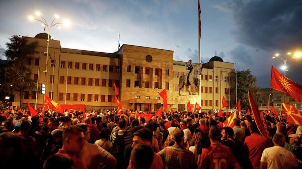 عشرات الآلاف من المقدونيين يحتجون أمام مبنى وزارة الخارجية المقدونية على اقتراح فرنسي لحل النزاع مع بلغاريا، والذي يعرقل محادثات عضوية البلاد مع الاتحاد الأوروبي، سكوبيه، مقدونيا 5 يوليو 2022 - سبوتنيك عربي