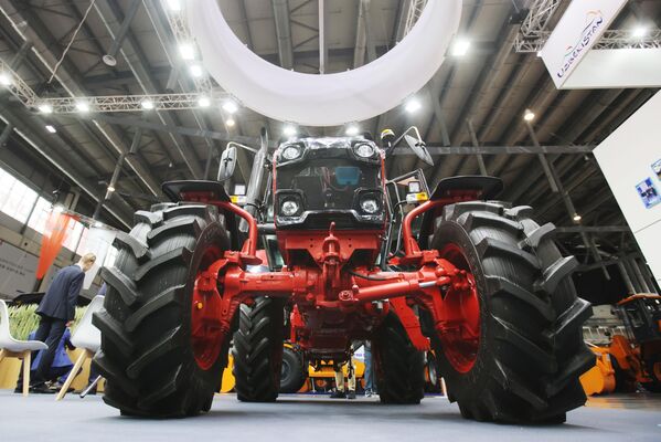 جرار مصنع مينسك للجرارات، تم تقديمه في المعرض الصناعي الدولي إنوبروم-2022 في إطار معرض يكاترينبورغ-إكسبو، 6 يوليو 2022 - سبوتنيك عربي