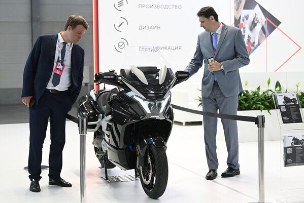 الدراجة النارية الكهربائية الروسية Aurus Merlon، التي طورها معهد نامي في مركز لإقامة المعارض يكاترينبورغ-إكسبو، 6 يوليو 2022 - سبوتنيك عربي