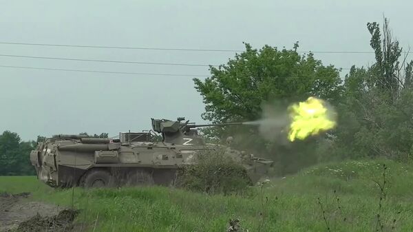 آلية مدرعة تابعة للقوات المشاركة في العملية الروسية الخاصة في أوكرانيا - سبوتنيك عربي