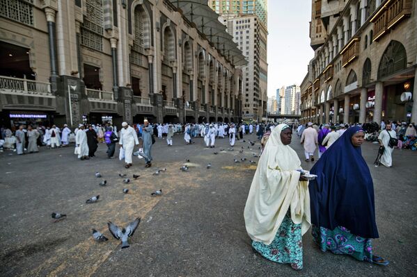الحجاج خارج ساحة المسجد الحرام، في مدينة مكة المكرمة في المملكة العربية السعودية في 5 يوليو 2022 - سبوتنيك عربي