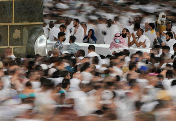 الحجاج يطوفون حول الكعبة المشرفة في المسجد الحرام، في مدينة مكة المكرمة في المملكة العربية السعودية في 6 يوليو 2022 - سبوتنيك عربي