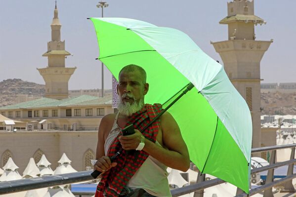 أحد الحجاج في مخيم منى للحجاج، في مدينة مكة المكرمة في المملكة العربية السعودية في 7 يوليو 2022 - سبوتنيك عربي