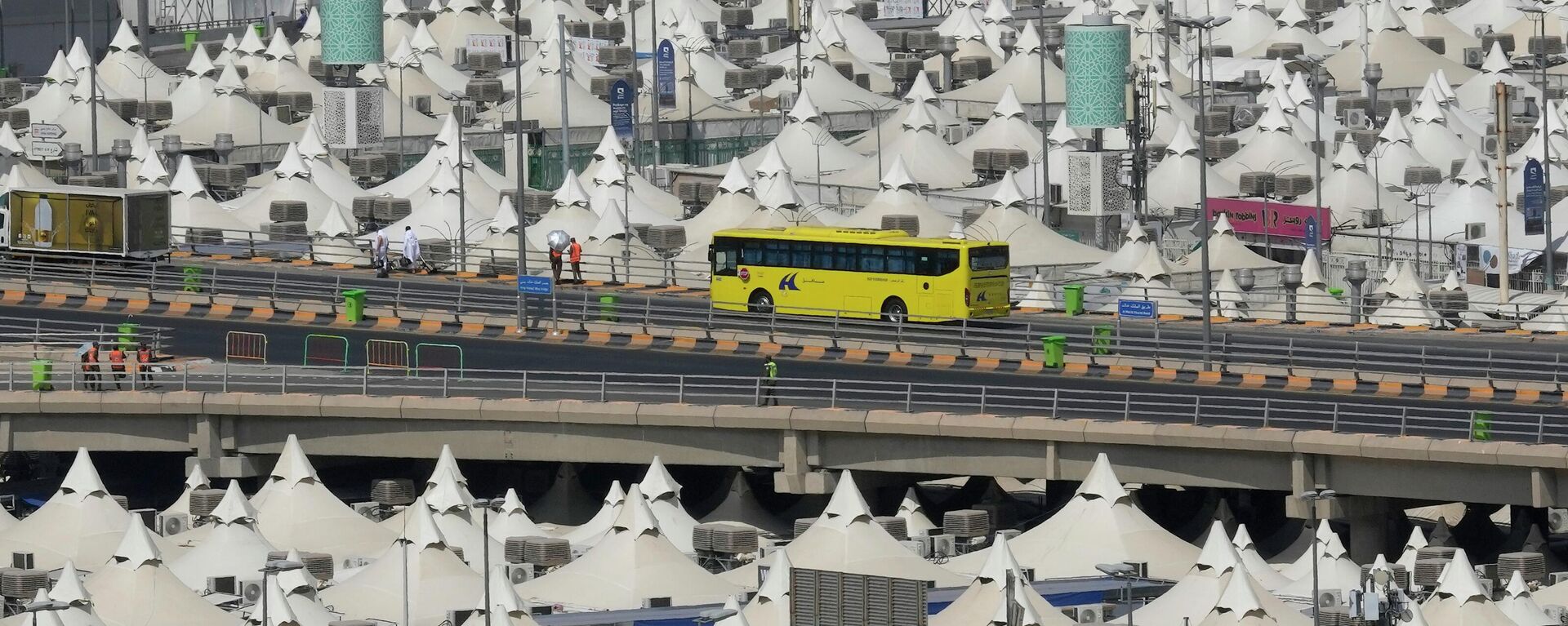 حافلة تنقل الحجاج في مدينة مكة المكرمة في المملكة العربية السعودية في 7 يوليو 2022 - سبوتنيك عربي, 1920, 11.06.2024