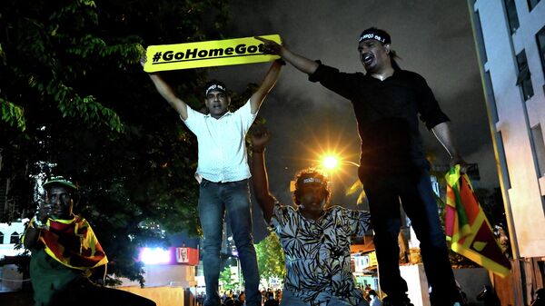 متظاهرون يلوحون خلال مسيرة ضد ارتفاع الأسعار ونقص الوقود عند مدخل المقر الرسمي لرئيس وزراء سريلانكا في كولومبو
 - سبوتنيك عربي