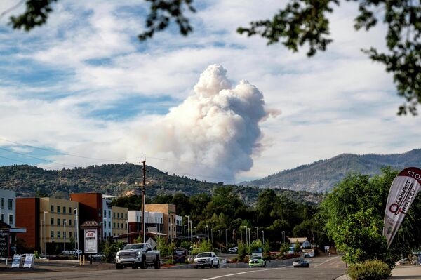 من أوخورست في مقاطعة ماديرا، يمكن رؤية أعمدة الدخان المتصاعدة من حريق واشبورن المشتعل في حديقة يوسمايت الوطنية، كاليفورنيا 8 يوليو 2022. - سبوتنيك عربي
