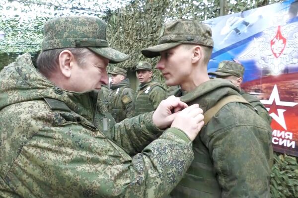 العماد أول ألكسندر لابين يقوم بمنح أوسمة الشرف للجنود الروس المشاركين في العملية العسكرية الخاصة الروسية، 6 أبريل 2022 - سبوتنيك عربي