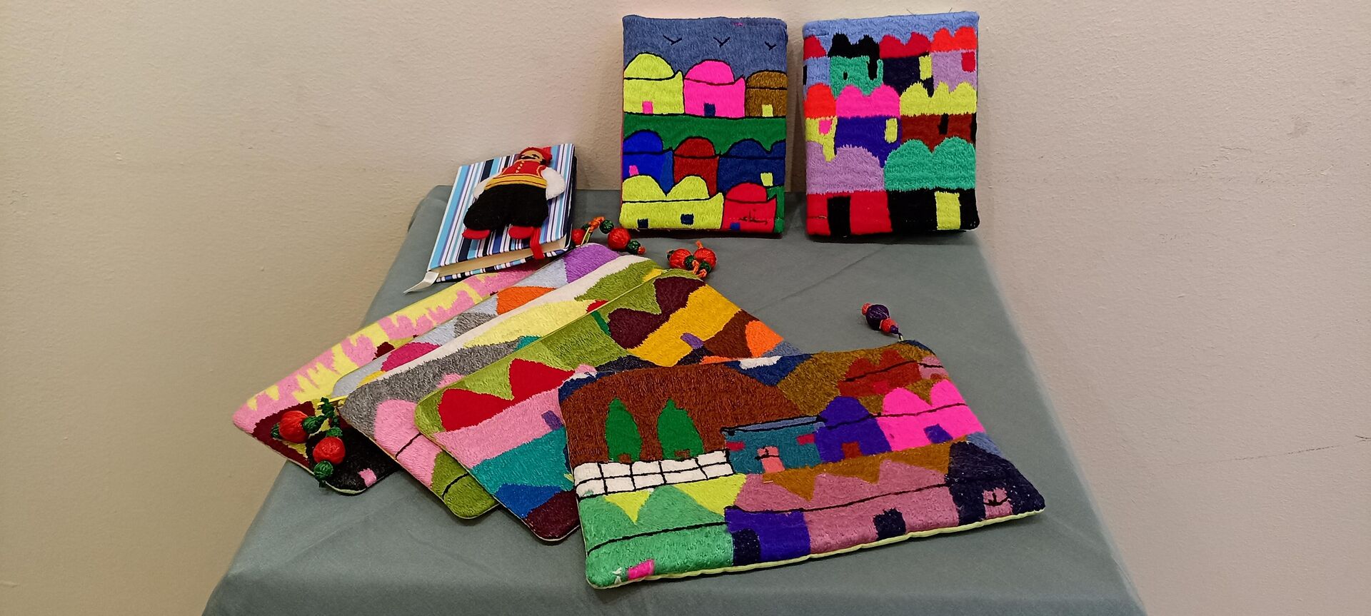 بالإبرة والخيط.. (هايكة فيبر) تحيي تراث الريف السوري وتوثق فظائع الإرهاب بحق سكانه بالإبرة والخيط.. (هايكة فيبر) تحيي تراث الريف السوري وتوثق فظائع الإرهاب بحق سكانه - سبوتنيك عربي, 1920, 14.07.2022