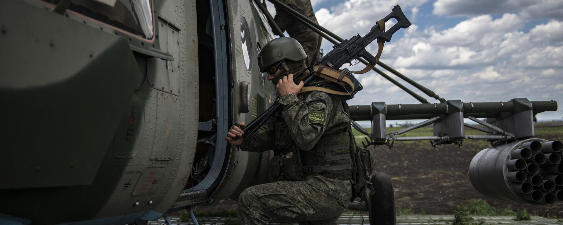 أحد جنود القوات الجوية-الفضائية يدخل مروحية مي-8 ام تي في في مطار ميداني في منطقة العملية العسكرية الخاصة في أوكرانيا - سبوتنيك عربي, 1920, 11.08.2022