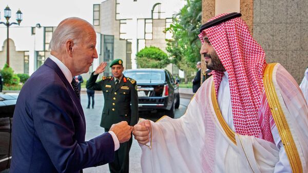 ولي العهد السعودي، الأمير محمد بن سلمان بن عبد العزيز آل سعود، يستقبل الرئيس الأمريكي، جو بايدن، في قصر السلام، جدة، السعودية، 15 يوليو/ تموز 2022 - سبوتنيك عربي