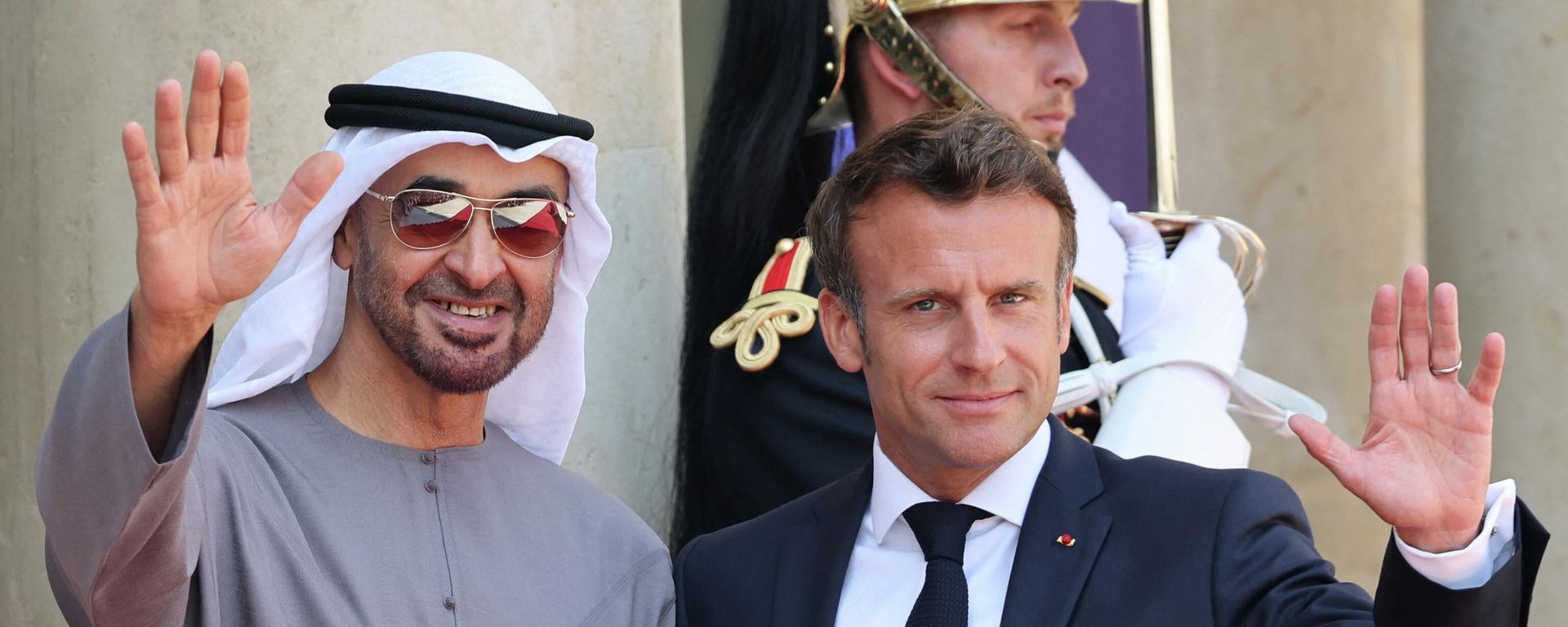 الرئيس الفرنسي، إيمانويل ماكرون، مع نظيره الإماراتي، الشيخ محمد بن زايد آل نهيان، في قصر الإليزيه، فرنسا، 18 يوليو/ تموز 2022 - سبوتنيك عربي, 1920, 18.07.2022