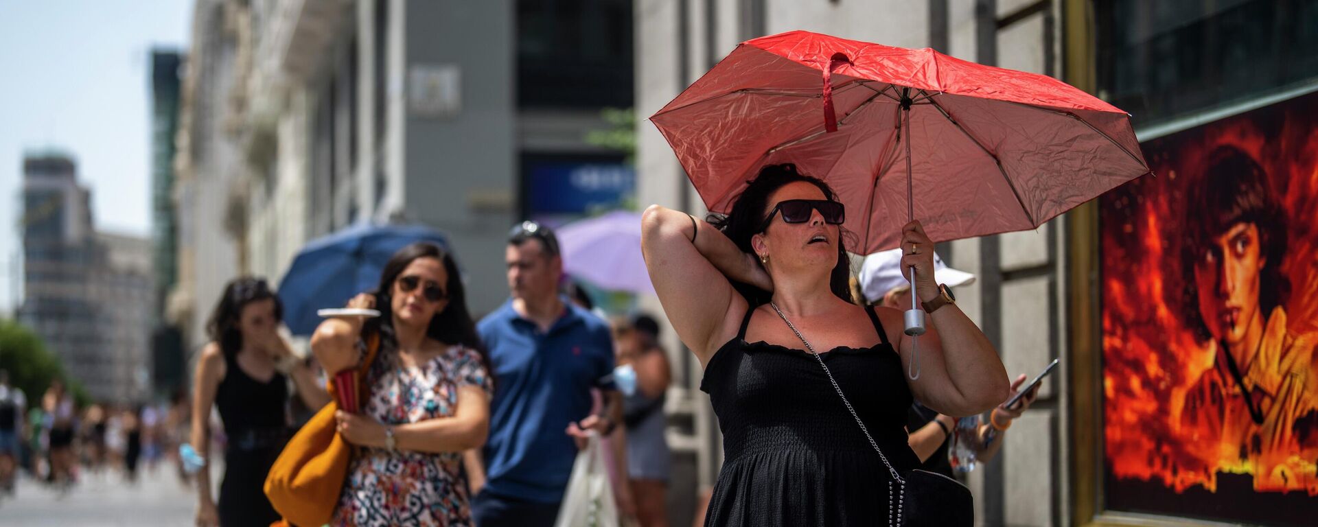 امرأة تحمل مظلة للاحتماء من أشعة الشمس خلال يوم مشمس حار في مدريد، إسبانيا، 18 يوليو 2022. - سبوتنيك عربي, 1920, 24.02.2023