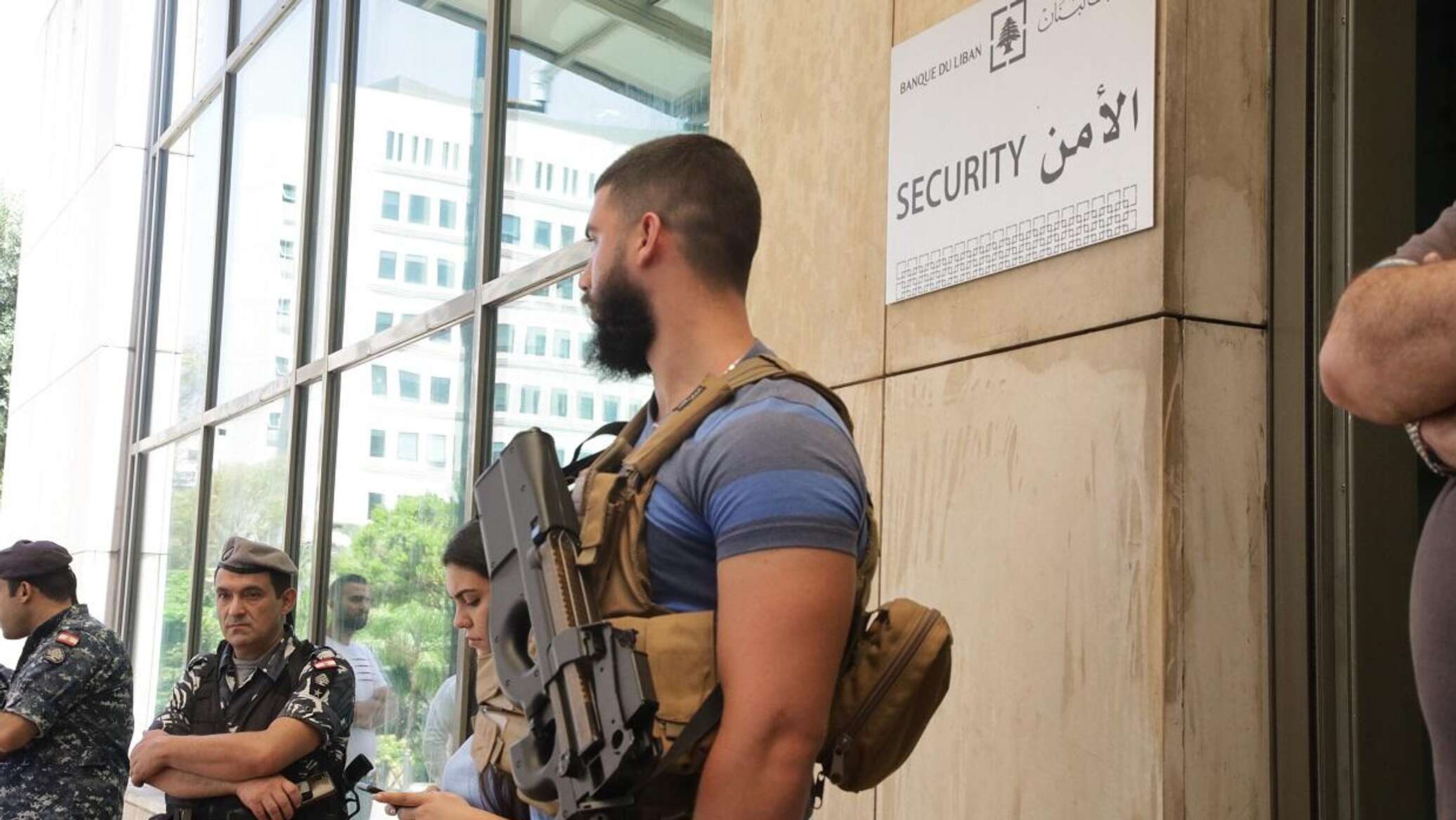 تهم باختلاس 44.8 مليون دولار.. مذكرة إلقاء قبض بحق حاكم مصرف لبنان السابق