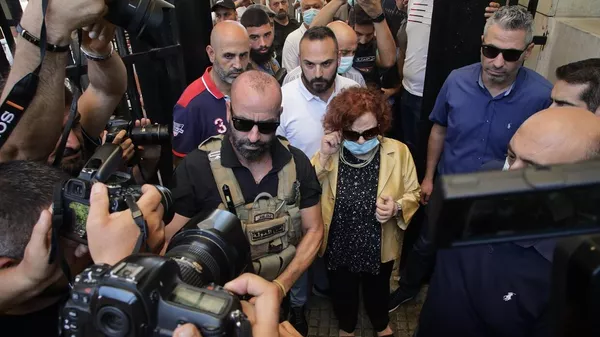 القاضية اللبنانية، غادة عون، تداهم مصرف لبنان المركزي،  بمرافقة جهاز أمن الدولة اللبناني، بحثا عن حاكم المصرف رياض سلامة، 19 تموز/يوليو  - سبوتنيك عربي
