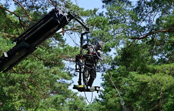 أعضاء في ABC-Abwehrregiment 1 التابع للقوات المسلحة الألمانية، خلال محاكاة عملية إزالة التلوث في مقرهم الرئيسي في شتراوسبرغ، بالقرب من برلين، شرق ألمانيا، في 20 يوليو 2022. - سبوتنيك عربي