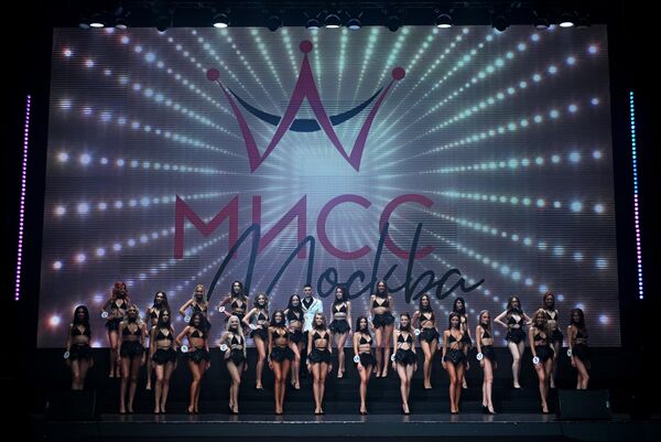 المتأهلات للتصفيات النهائية لمسابقة الجمال والمواهب الرئيسية في المدينة ملكة جمال موسكو - 2022 في قاعة الحفلات الموسيقية في موسكو إزفيستيا هول، 21 يوليو 2022 - سبوتنيك عربي