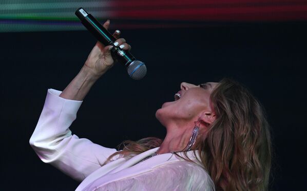 المغنية إرينا نيلسون في حفل التصفيات النهائية لمسابقة الجمال والمواهب الرئيسية في المدينة ملكة جمال موسكو - 2022 في قاعة الحفلات الموسيقية في موسكو إزفيستيا هول، 21 يوليو 2022 - سبوتنيك عربي