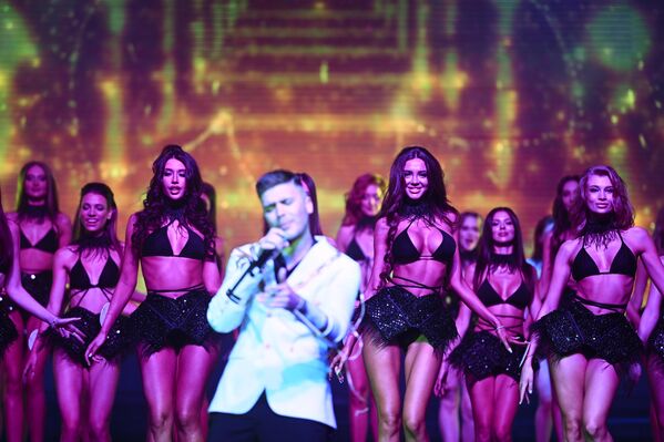 المتأهلات للتصفيات النهائية لمسابقة الجمال والمواهب الرئيسية في المدينة ملكة جمال موسكو - 2022 في قاعة الحفلات الموسيقية في موسكو إزفيستيا هول، 21 يوليو 2022 - سبوتنيك عربي