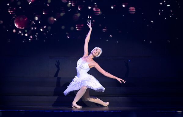 داريا زاخارينكوفا، المتأهلة للتصفيات النهائية لمسابقة الجمال والمواهب الرئيسية في المدينة خلال تقديمها فقرة فنية في ملكة جمال موسكو - 2022 في قاعة الحفلات الموسيقية في موسكو إزفيستيا هول، 21 يوليو 2022 - سبوتنيك عربي