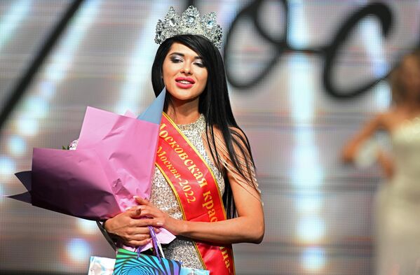 إنا ليبيلينا، الفائزة بلقب موسكوفسكايا كراسافيتسا (حسناء موسكو) في مسابقة ملكة جمال موسكو - 2022 في قاعة الحفلات الموسيقية في موسكو إزفيستيا هول، 21 يوليو 2022 - سبوتنيك عربي