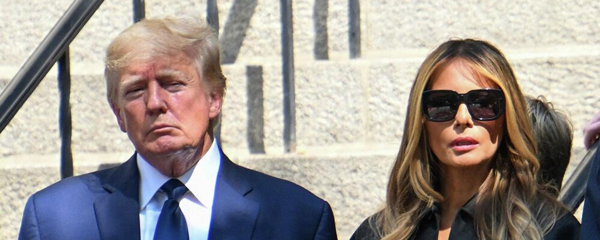 ميلانيا ترامب مع زوجها الرئيس الأمريكي السابق، دونالد ترامب، في جنازة زوجته الأولى، إيفانا ترامب، 20 يوليو/ تموز 2022 - سبوتنيك عربي, 1920, 24.07.2022