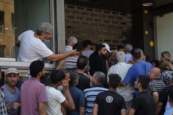 لبنان...أزمة رغيف وطوابير طويلة أمام الأفران، نقابات المخابز والأفران تلوح بالتوقف عن العمل لبنان...أزمة رغيف وطوابير طويلة أمام الأفران، نقابات المخابز والأفران تلوح بالتوقف عن العمل - سبوتنيك عربي