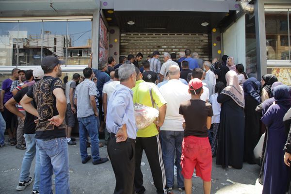 لبنان...أزمة رغيف وطوابير طويلة أمام الأفران، نقابات المخابز والأفران تلوح بالتوقف عن العمل لبنان...أزمة رغيف وطوابير طويلة أمام الأفران، نقابات المخابز والأفران تلوح بالتوقف عن العمل - سبوتنيك عربي