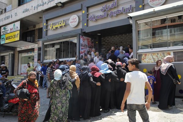 لبنان...أزمة رغيف وطوابير طويلة أمام الأفران، نقابات المخابز والأفران تلوح بالتوقف عن العمل لبنان...أزمة رغيف وطوابير طويلة أمام الأفران، نقابات المخابز والأفران تلوح بالتوقف عن العمل - سبوتنيك عربي