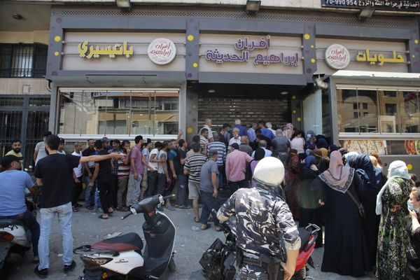 لبنان...أزمة رغيف وطوابير طويلة أمام الأفران، نقابات المخابز والأفران تلوح بالتوقف عن العمل لبنان...أزمة رغيف وطوابير طويلة أمام الأفران، نقابات المخابز والأفران تلوح بالتوقف عن العمل - سبوتنيك عربي