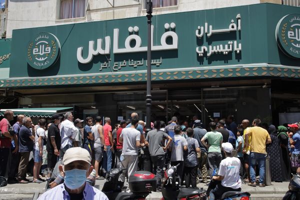 لبنان...أزمة رغيف وطوابير طويلة أمام الأفران، نقابات المخابز والأفران تلوح بالتوقف عن العمل لبنان...أزمة رغيف وطوابير طويلة أمام الأفران، نقابات المخابز والأفران تلوح بالتوقف عن العمل - سبوتنيك عربي