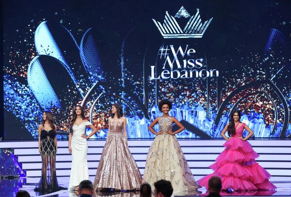 من اليسار إلى اليمين: الفائزات في مسابقة ملكة جمال لبنان 2022 مايا أبو الحصن وجاسينثا راشد ولارا الهراوي ودلال حب الله وياسمينة زيتون يقفون على خشبة المسرح خلال مسابقة ملكة جمال بيروت في بيروت، لبنان في 24 يوليو 2022. - سبوتنيك عربي