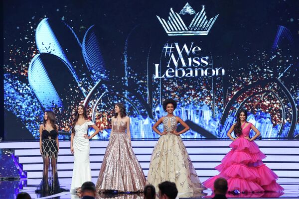من اليسار إلى اليمين: الفائزات في مسابقة ملكة جمال لبنان 2022 مايا أبو الحصن وجاسينثا راشد ولارا الهراوي ودلال حب الله وياسمينة زيتون يقفون على خشبة المسرح خلال مسابقة ملكة جمال بيروت في بيروت، لبنان في 24 يوليو 2022. - سبوتنيك عربي