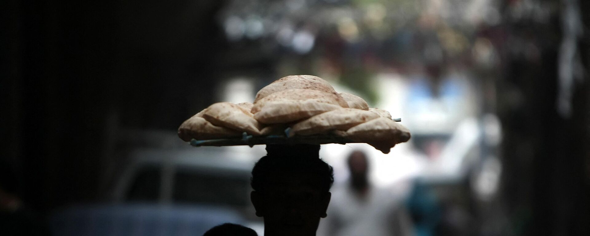 مواطن مصري يحمل خبز بلدي في العاصمة المصرية القاهرة - سبوتنيك عربي, 1920, 29.05.2024