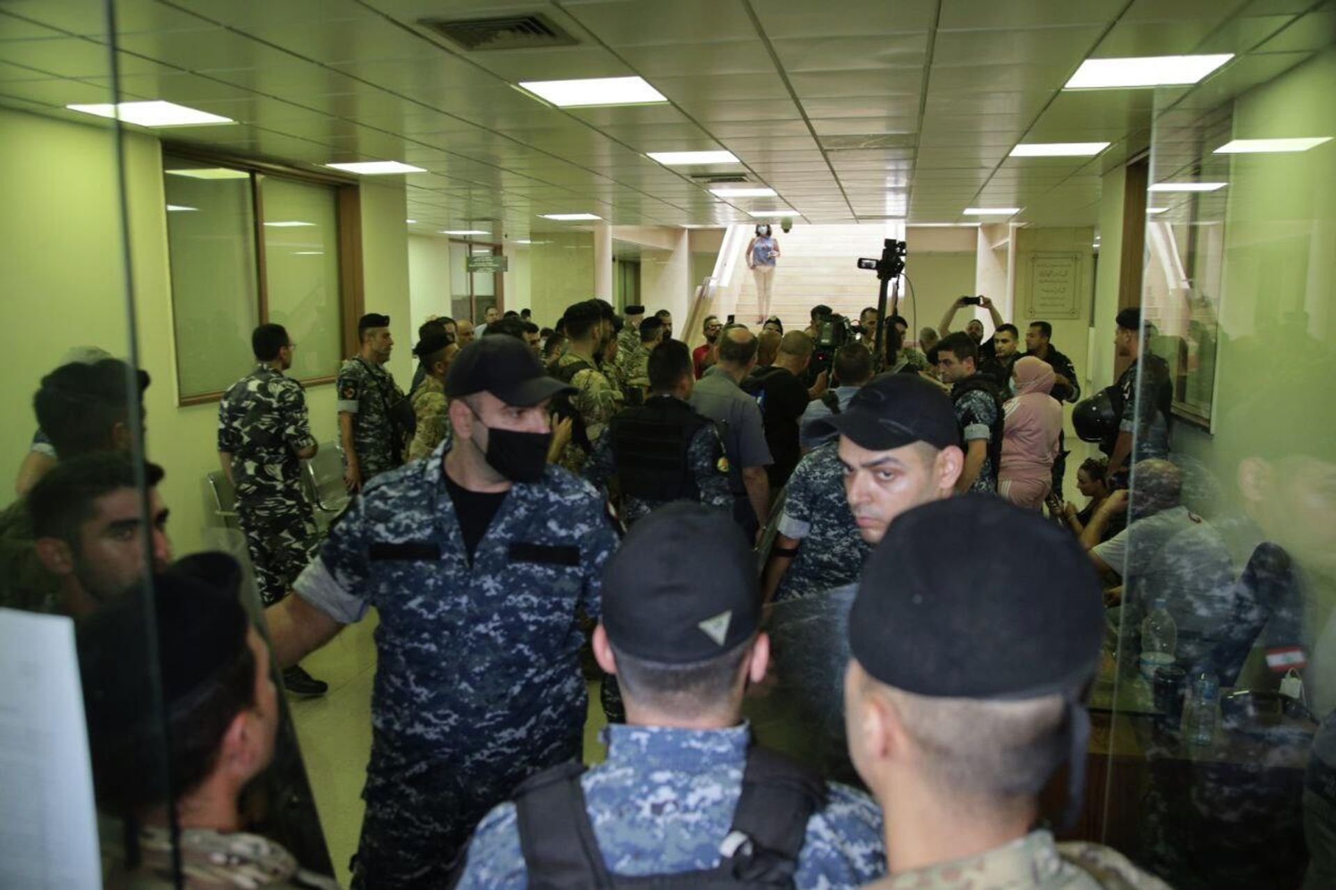 متظاهرون يدخلون مبنى وزارة الطاقة والمياة في بيروت احتجاجًا على أزمة الكهرباء وساعات التقنين القاسية - سبوتنيك عربي, 1920, 28.07.2022
