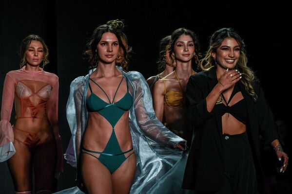 تقدم العارضات تصميمات لطلاب الجامعة البوليفارية البابوية (UPB) في عرض أزياء كولومبيامودا خلال أسبوع الموضة في ميديلين في ميديلين، كولومبيا، في 26 يوليو 2022. كولومبيامودا يستمر حتى 28 يوليو. - سبوتنيك عربي