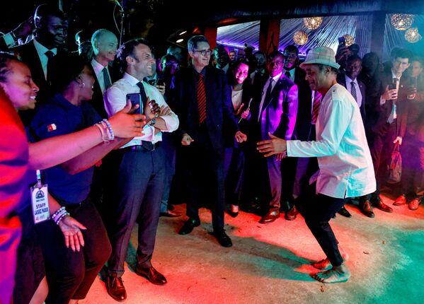 توبشوت - يانيك نوح لاعب التنس الفرنسي السابق يرقص بجانب الرئيس الفرنسي إيمانويل ماكرون خلال حفل في منطقة إيتودي، ياوندي في 26 يوليو 2022. يقوم الرئيس الفرنسي بجولة رسمية لمدة ثلاثة أيام في الكاميرون وبنين وغينيا بيساو.  - سبوتنيك عربي