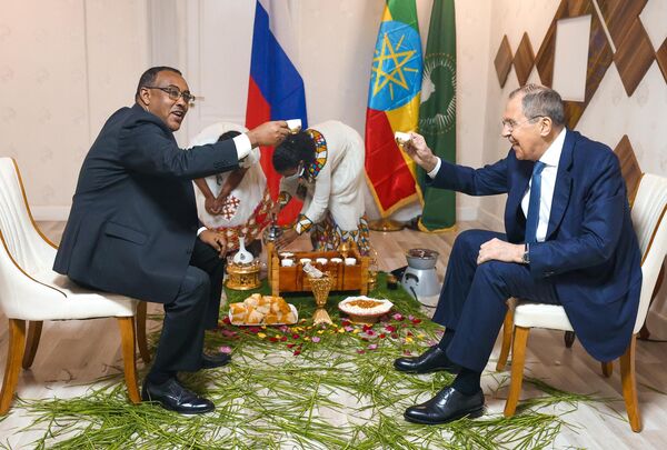 وزير الخارجية الروسي سيرغي لافروف (يمين) ووزير الخارجية الإثيوبي ديميكي ميكونين في اجتماع في أديس أبابا. - سبوتنيك عربي