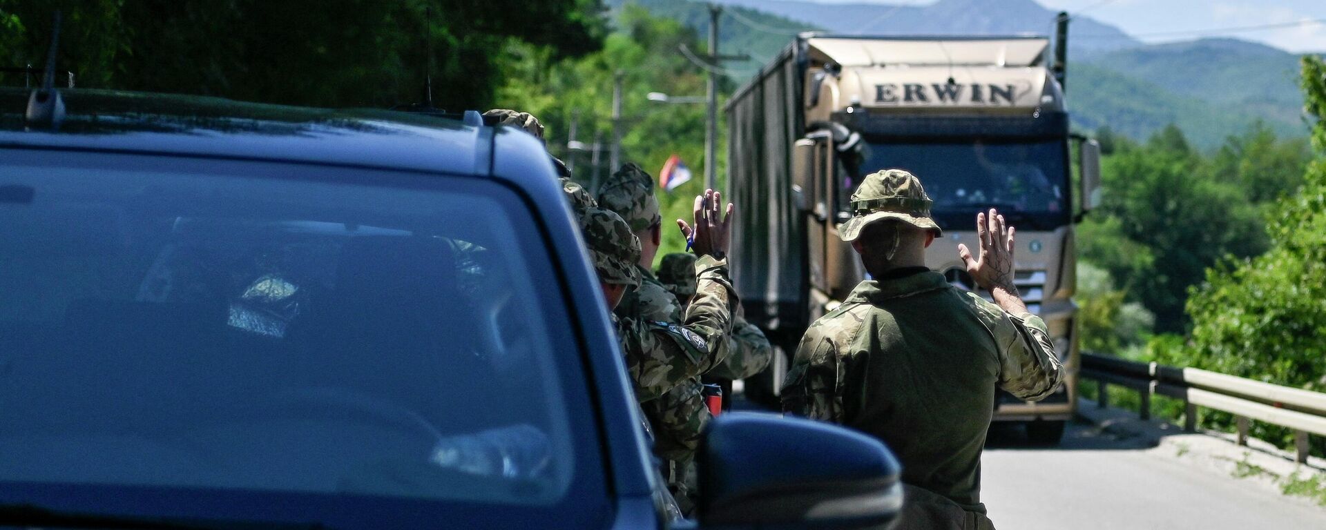 جنود الناتو يستقبلون سائق شاحنة بالقرب من بلدة زوبين بوتوك، الحدود بين صربيا وجمهورية كوسوفو 1 أغسطس 2022. - سبوتنيك عربي, 1920, 02.08.2022